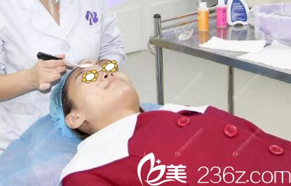 做果酸换肤过程中