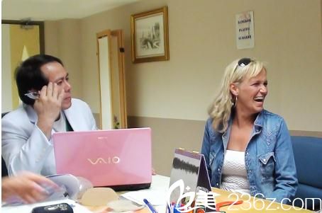 Pichet Rodchareon在接待患者