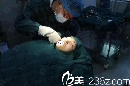 李春进行耳软骨鼻综合整形手术 李春进行耳软骨鼻综合整形手术