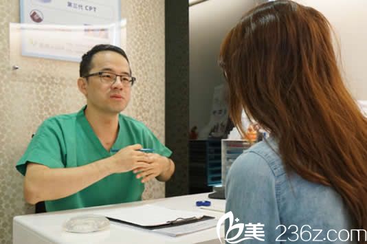 胡岱霖正在为求美者进行术前面诊 胡岱霖正在为求美者进行术前面诊