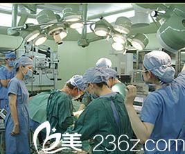 日本宫本形成外科医院医生在手术