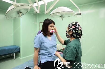 做祛眼袋术前医生设计