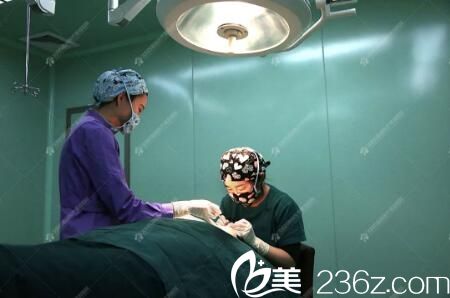 做祛眼袋手术过程中