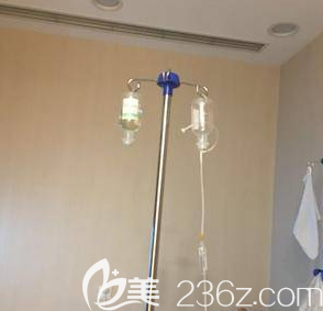 在北京亚韩做完手术后当天输液照 在北京亚韩做完手术后当天输液照
