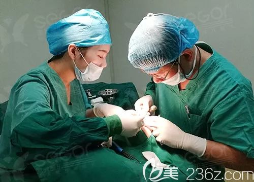 曙光医生做PARK法双眼皮手术中 曙光医生做PARK法双眼皮手术中