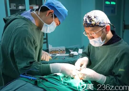 南京艺星医生做自体脂肪填充手术中