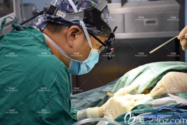 韩国医生裴炳万做隆鼻失败修复手术中