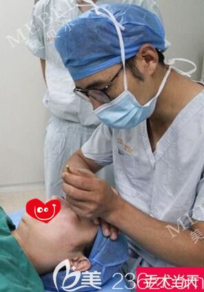 南京美贝尔医生做眼综合手术中