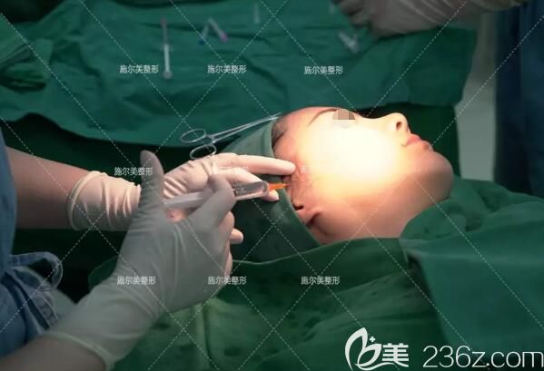 李彤彤院长做面部线雕手术中