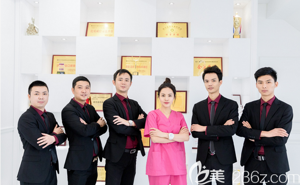 攀枝花奇丽整形美容医院院长陈光利与医院所获荣誉合影