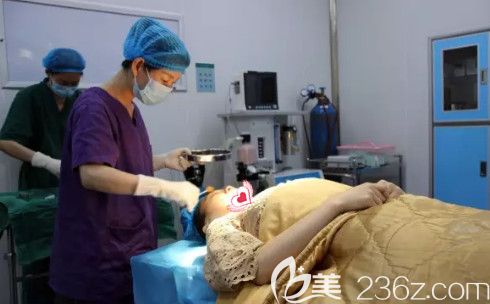 邯郸京美荆万里医生为我做鼻综合手术中 邯郸京美荆万里医生为我做鼻综合手术中