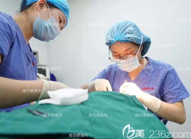 孙欣主任做外切法去眼袋手术中 孙欣主任做外切法去眼袋手术中