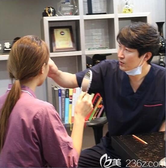 工作中的李炫直院长