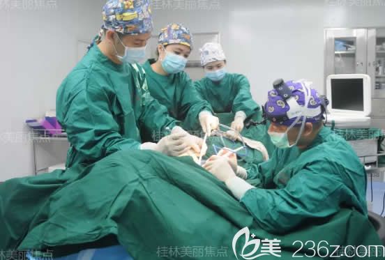 桂林美丽焦点医生在给我做假体隆胸手术中