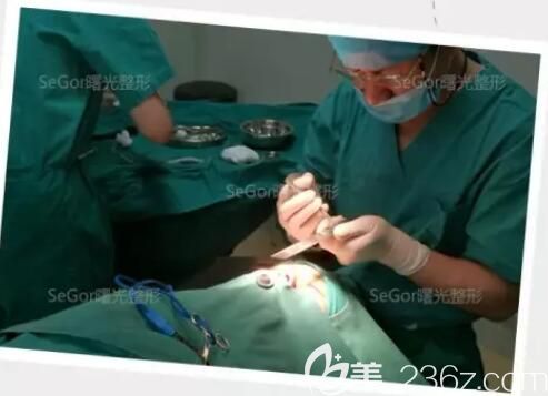 田文清医生做韩式双眼皮手术中