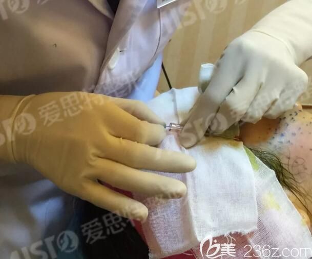 高飞做线雕操作中 高飞做线雕操作中