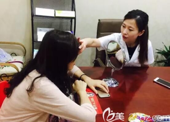 术前面诊咨询师设计隆鼻方案