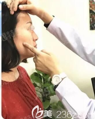 祛斑术前范红梅医生做面诊 祛斑术前范红梅医生做面诊