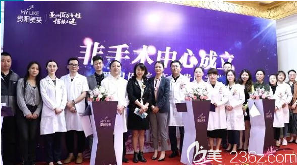 厂商代表们和医生合影