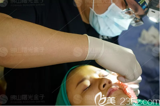 曙光金子线雕提升真人案例术中图 曙光金子线雕提升真人案例术中图