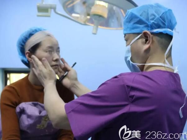 陈锦添为33岁女士做术前面诊 陈锦添为33岁女士做术前面诊