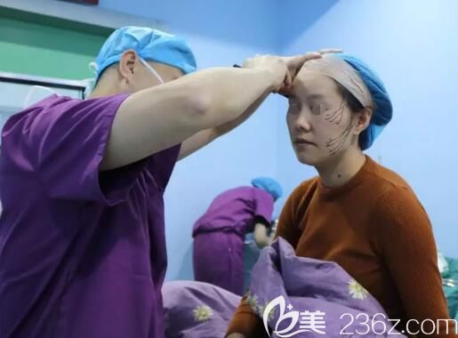 陈锦添面诊之后为其划线设计美国薇乐线雕改善方案。 陈锦添面诊之后为其划线设计美国薇乐线雕改善方案。