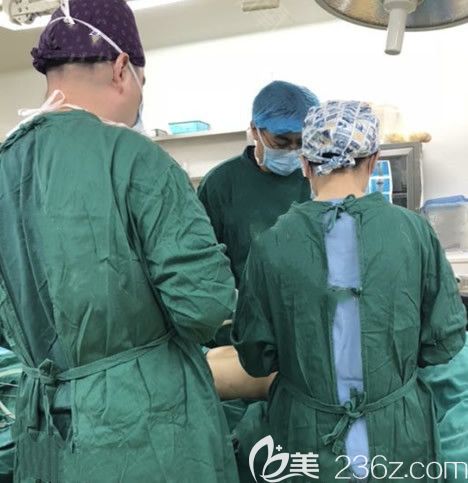 王志军正在进行腿部吸脂手术 王志军正在进行腿部吸脂手术