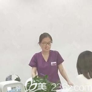 张斌医生为我做术前皮肤检测 张斌医生为我做术前皮肤检测