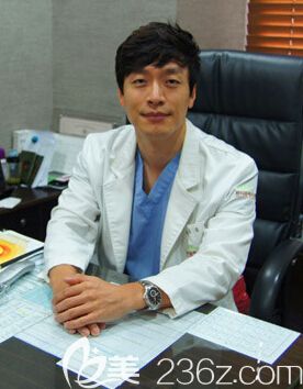 曹圭珉 韩国美典皮肤科院长 曹圭珉 韩国美典皮肤科院长