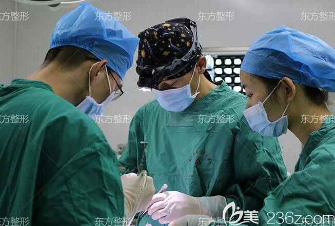 南宁东方整形医生在给我做眼鼻部整形手术中 南宁东方整形医生在给我做眼鼻部整形手术中