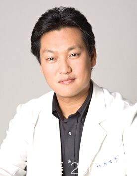 刘贞勋 韩国玛丽莲J整形外科代表院长 刘贞勋 韩国玛丽莲J整形外科代表院长