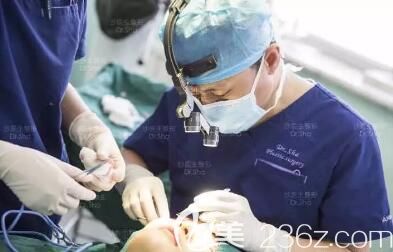 做双眼皮眼综合手术中 做双眼皮眼综合手术中