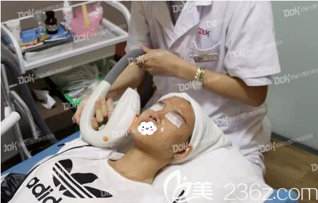 成都铜雀台李宏医师正在进行M22嫩肤治疗