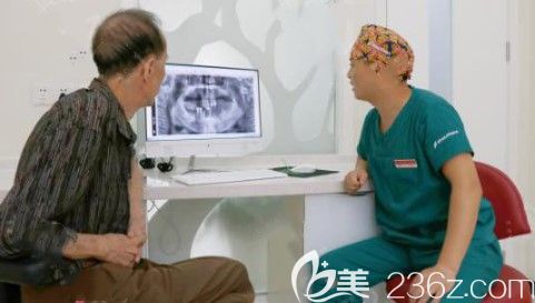 刘国辉医生正在为我设计全口种牙方案 刘国辉医生正在为我设计全口种牙方案