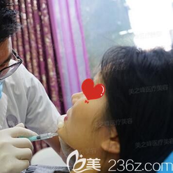 刘磊主任进行注射玻尿酸丰下巴术过程中