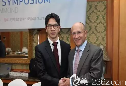赵正男院长在胸整形学会上与世界胸手术医师Hammon一起合影 赵正男院长在胸整形学会上与世界胸手术医师Hammon一起合影
