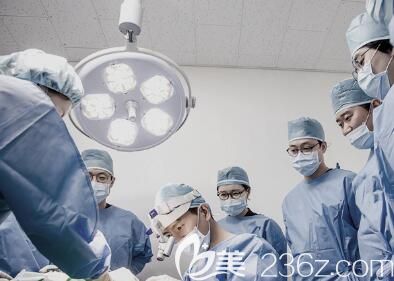 韩国真满毛发移植医院植发手术进行中