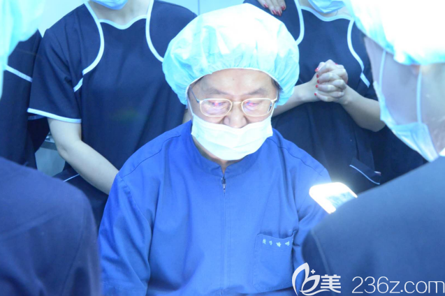 朴明旭院长线雕埋线多重提升术操作中被业界<!--<i data=20240703-sp></i>-->学习