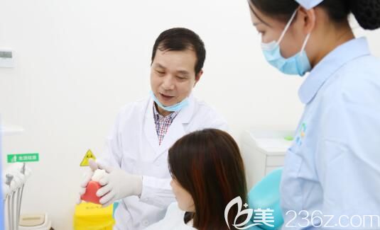 李院长在给顾客治疗过程中为她科普口腔保健方面相关知识 李院长在给顾客治疗过程中为她科普口腔保健方面相关知识