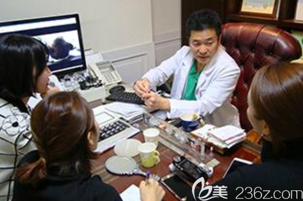 韩国大永整形医院安栋显院长面诊中 韩国大永整形医院安栋显院长面诊中