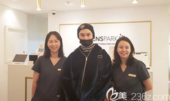 院长与南韩明星同框合影 院长与南韩明星同框合影