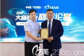 国射极峰公司华中区大区经理刘聪先生代表公司为肖院长授证