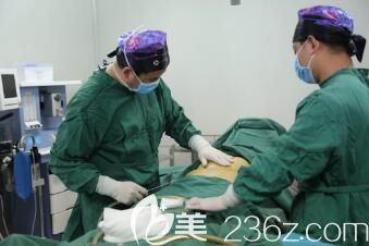 余春国医生做大腿吸脂手术过程中 余春国医生做大腿吸脂手术过程中