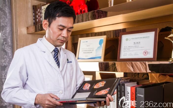 牟家云认真学习口腔相关知识 牟家云认真学习口腔相关知识