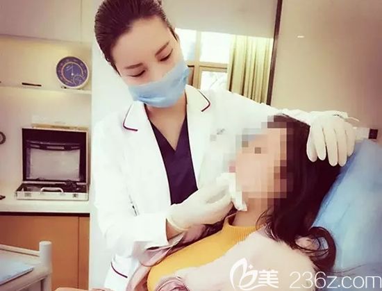 赣州薇琳微整形科特聘医生肖明明为顾客进行面部年轻化治疗过程中 赣州薇琳微整形科特聘医生肖明明为顾客进行面部年轻化治疗过程中