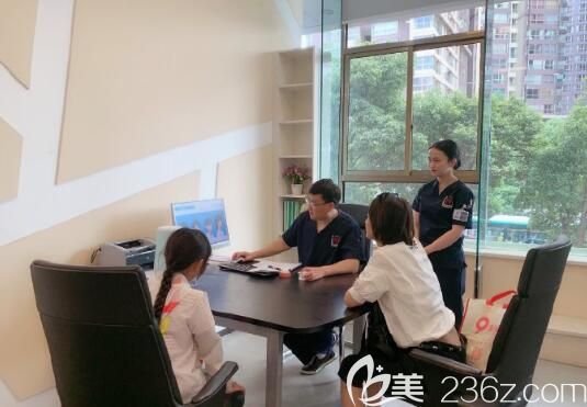 小姑娘牙齿前突找申晶院长面诊 小姑娘牙齿前突找申晶院长面诊