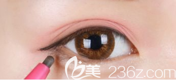 内切祛眼袋后多久可以洗脸化妆