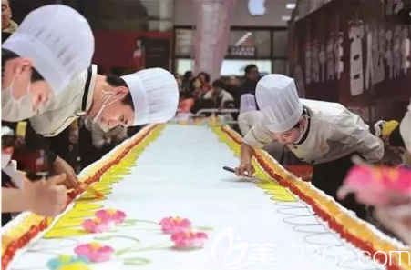 制作巨型蛋糕 制作巨型蛋糕