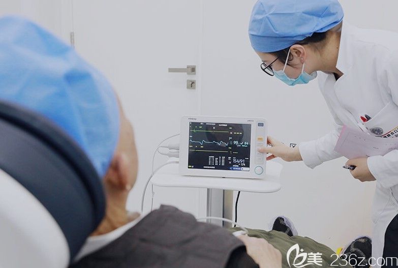 海德堡联合口腔手术室配有心电监护设备 海德堡联合口腔手术室配有心电监护设备