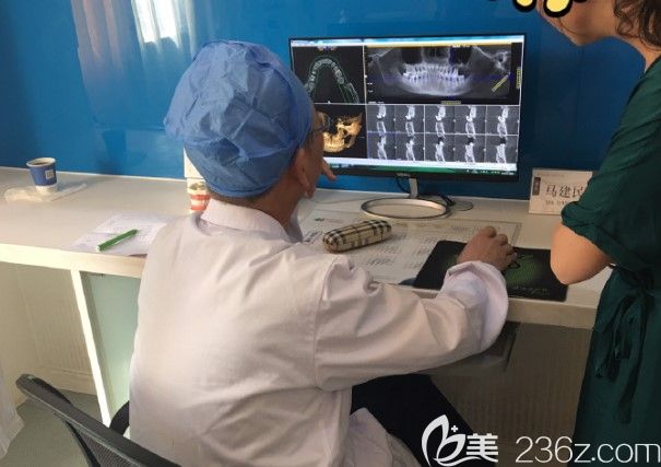 美奥口腔马建民院长在为顾客讲解种植方案 美奥口腔马建民院长在为顾客讲解种植方案